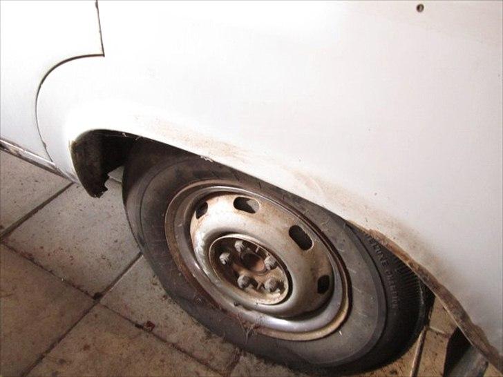 Fiat 1800 - Dette er et billede af den mest rusten bagskærmskant!! billede 18