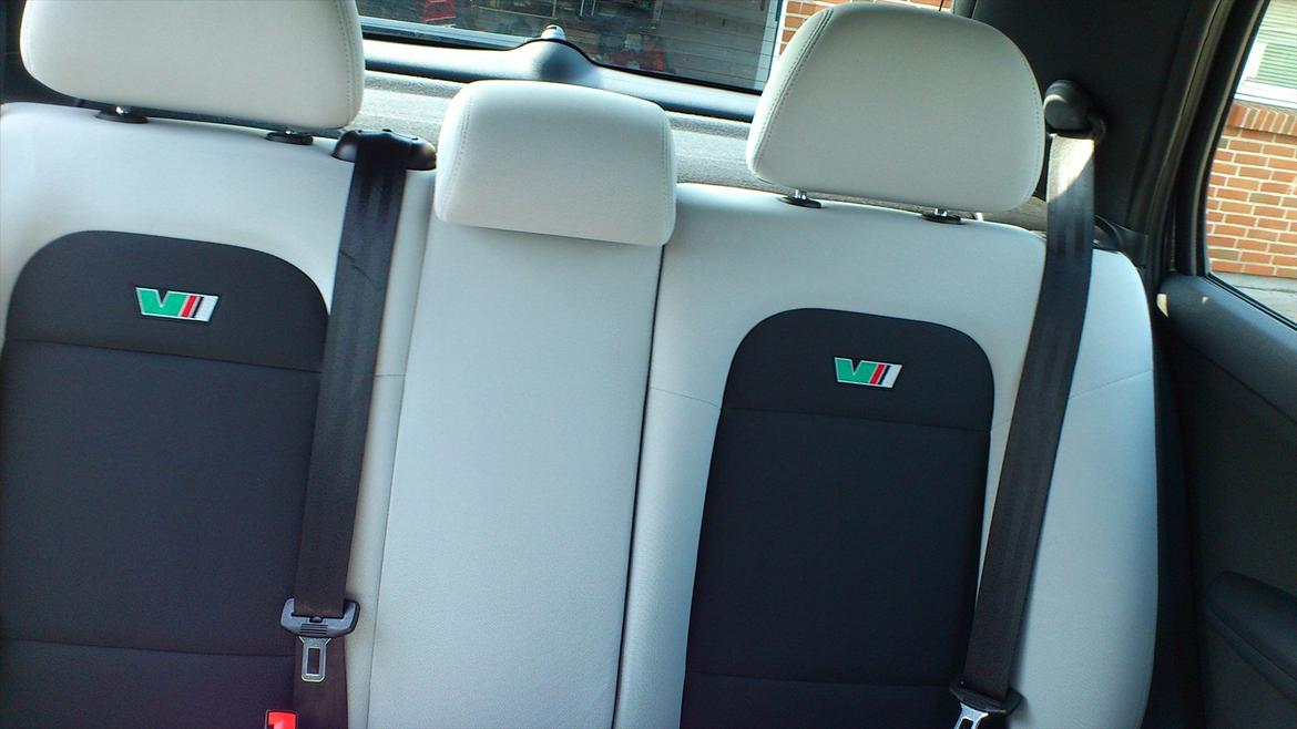 Skoda El Fabioso vRS - Da den har kørt som sælgerbil er der aldrig rigtig nogle der har siddet på bagsædet. billede 2