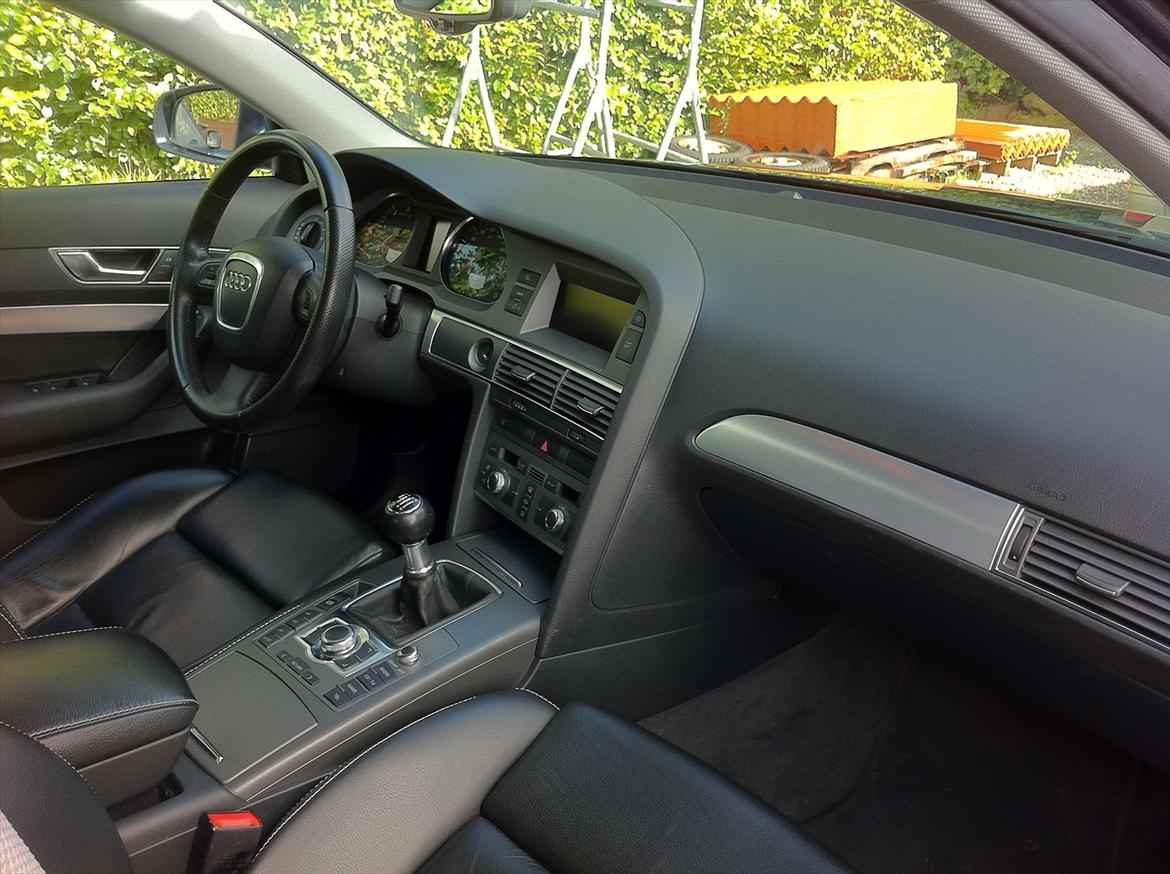Audi A6 2,7 TDI S-Line *Solgt* - Kabinen er lækker og indbydende, samt proppet med udstyr og komfort. billede 13
