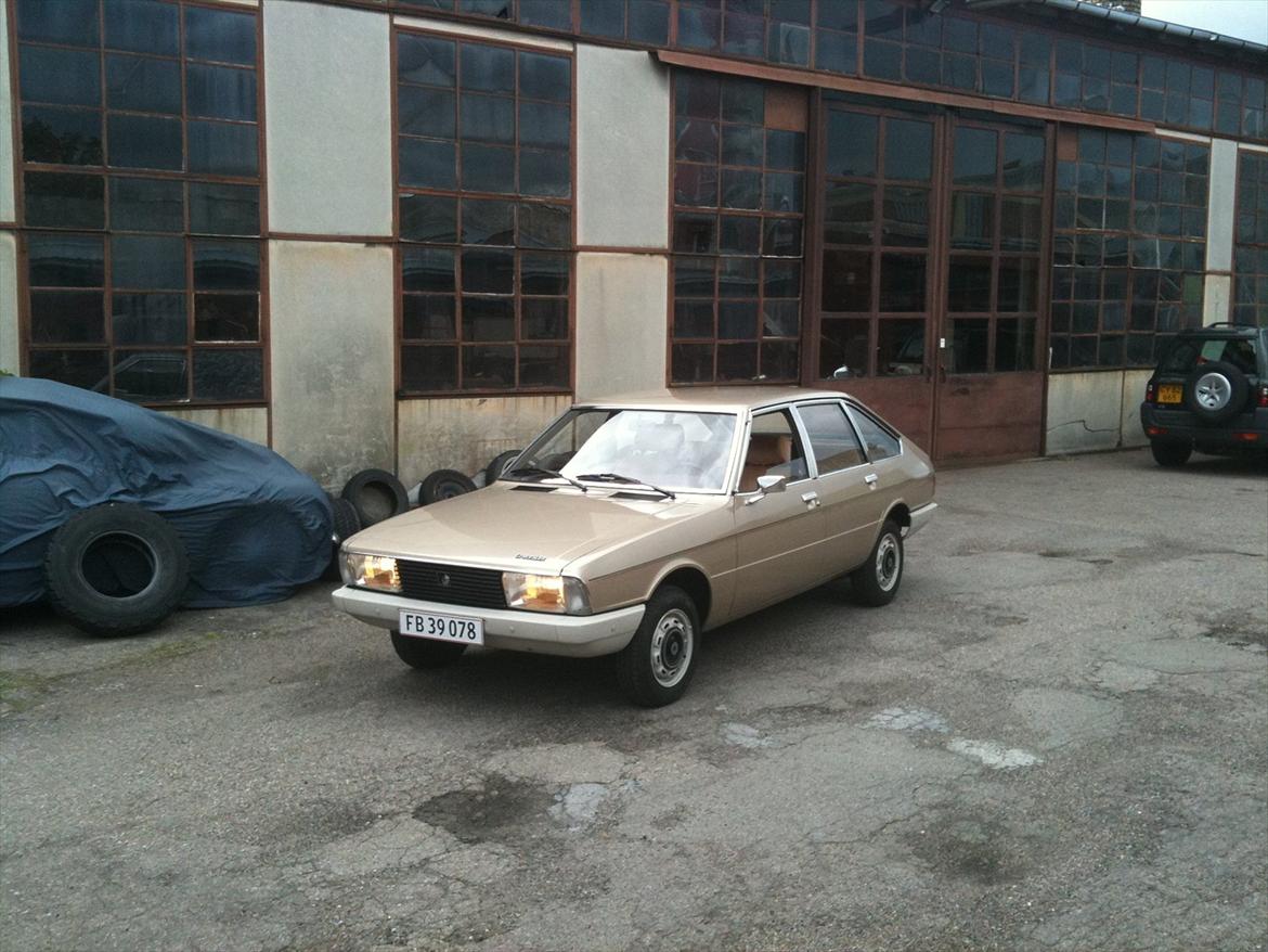 Simca 1307 Speciál (Blondie) - HVORNÅR har du sidst set en Simca 1307/08/09?.... Jeg skal bare gå ned i garagen, så står Blondie der og venter - Og hun er villig, og står ikke for højt i tændingen ;-) billede 1