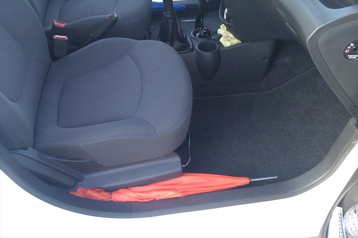 Chevrolet Spark life + - Pasager siden med nye måtter og ligeledes en paraply hvis det skulle regne. billede 8