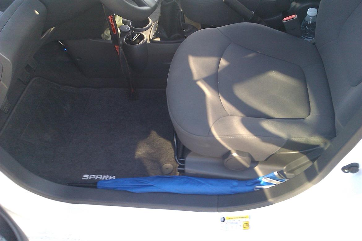 Chevrolet Spark life + - Fører siden med de nye måtter og en paraply hvis det skulle komme til at regne. billede 7