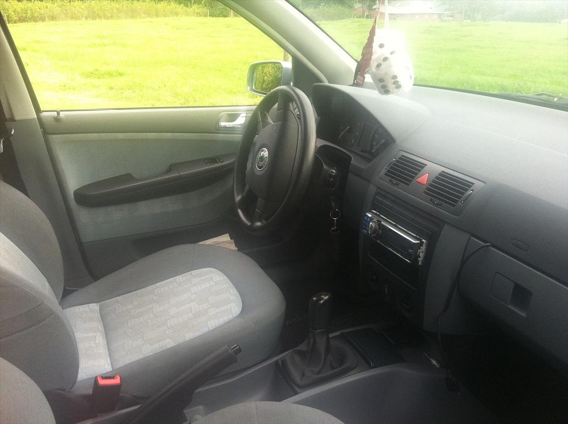 Skoda Fabia Sedan - Den kedelige grå kabine.  billede 6