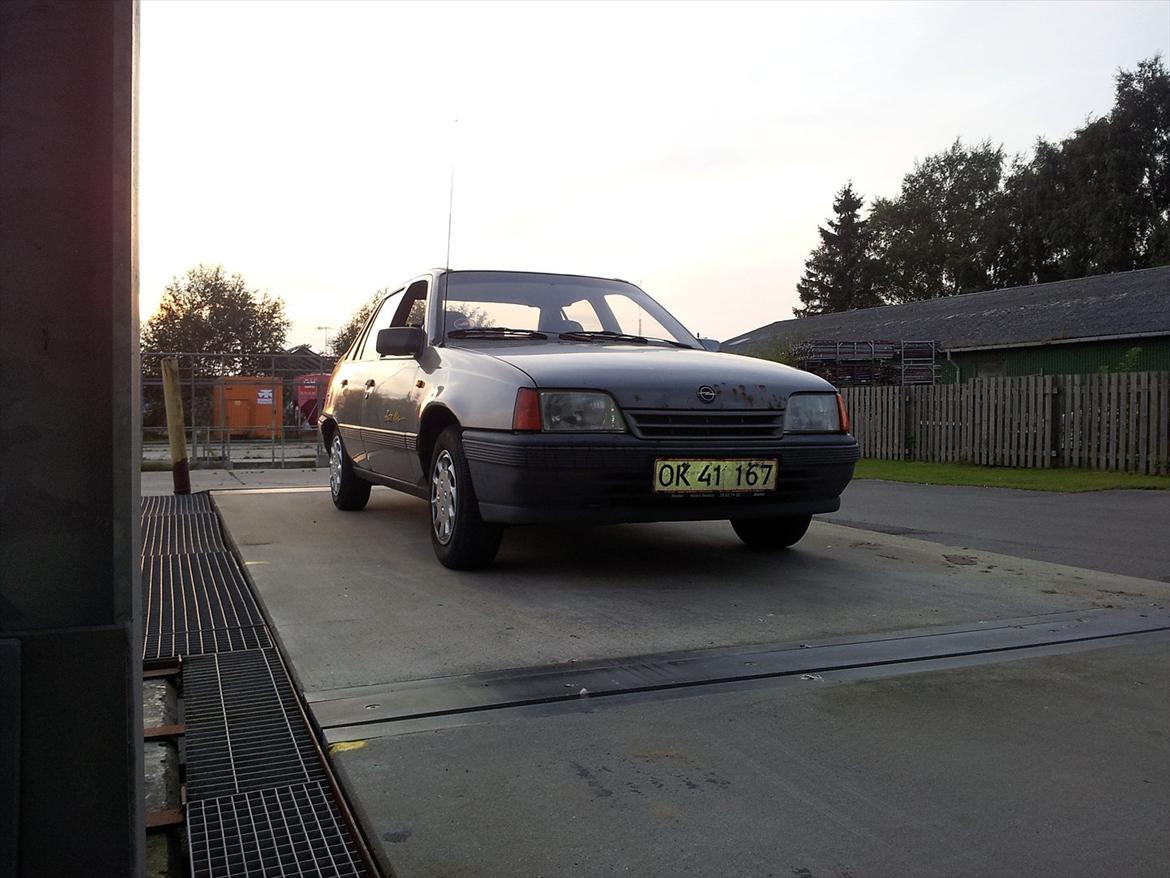 Opel Kadett E Sedan billede 1