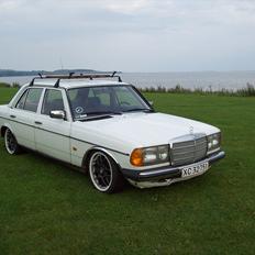 Mercedes Benz W123 230E