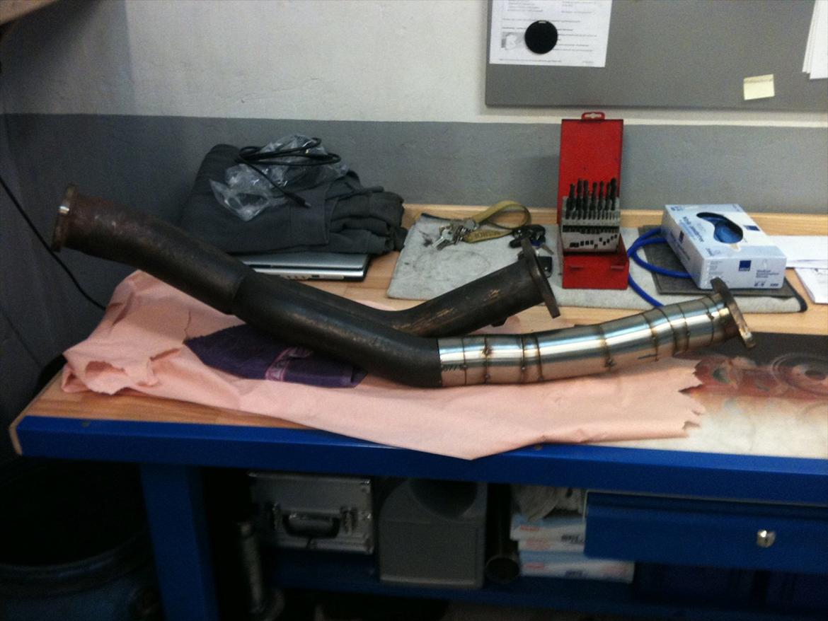 Nissan Skyline R33 GTR LHD "solgt" - Nyt forrør skulle der til, det gamle fra 1x1,75'' og 1x2,5'' i jern, nu der 2x2,75'' i rustfrit, det gamle var reduceret pga. ombyttet tandstang, FUSK!!! billede 16