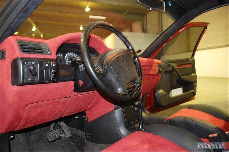 Opel Vectra V6 - Instrumentbordet er betrukket med rød alcantara. billede 18