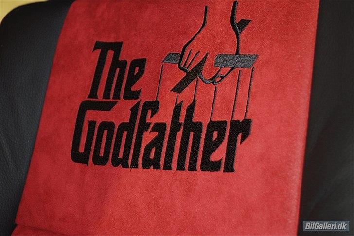 Opel Vectra V6 - Logo på forsæderne. Sort læder med rød alcantara og sort brodering. billede 20