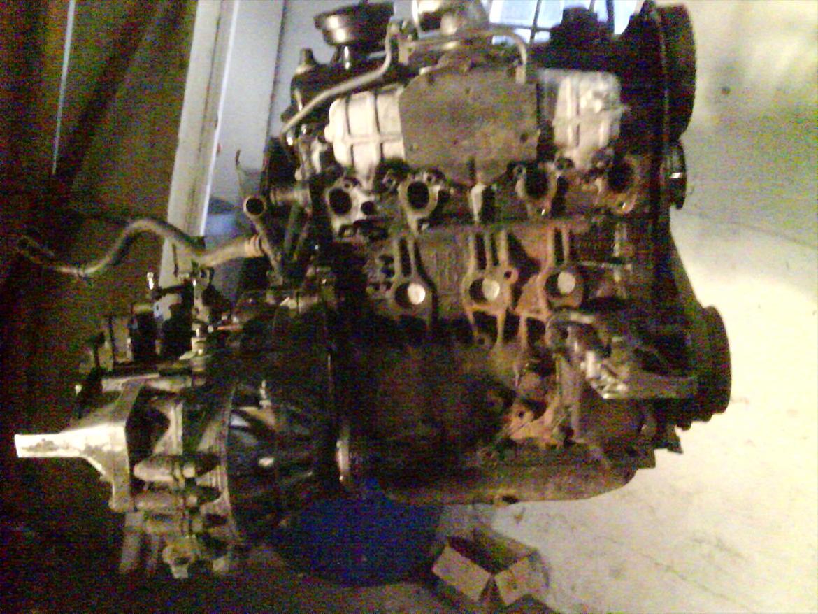 VW Passat GT Variant 1.9 TD(totalskadet) - 1,9'eren er på vej i . billede 6