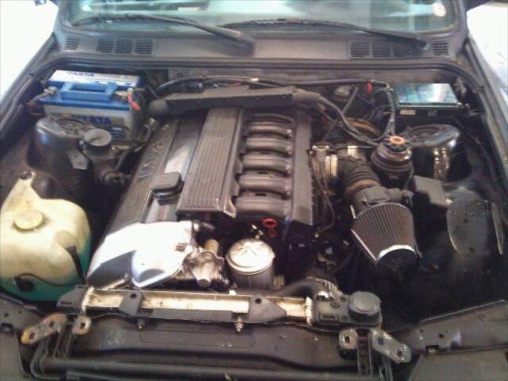 BMW E30 328i m52 - Så er m52 2.8 liters moter monteret. billede 4
