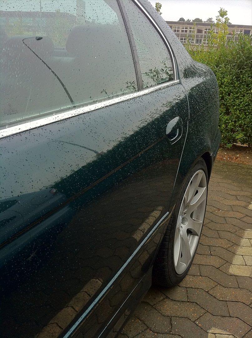 BMW E39 523i - I regnvejr, Læg mærke til lakken, vandet praller a..! billede 14