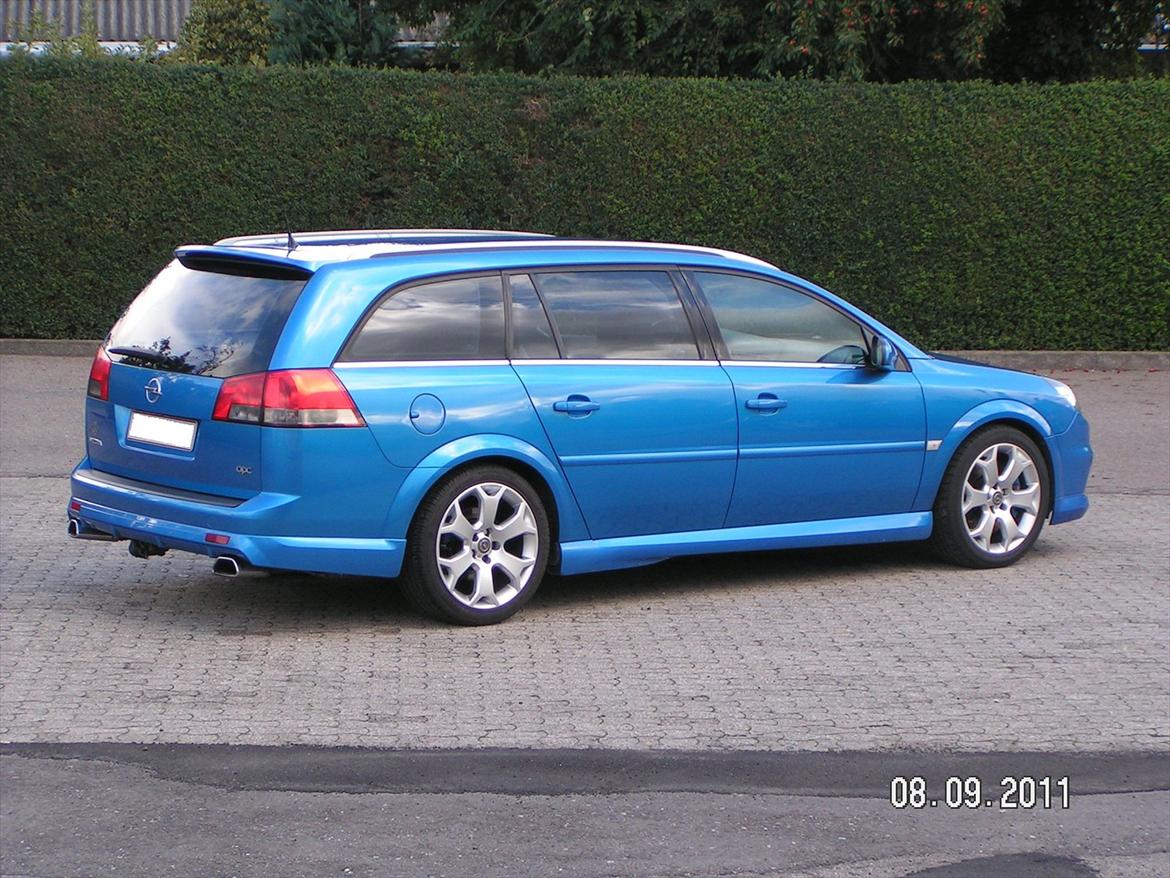 Opel Vectra C OPC Caravan - Her på de originale 18" fælge som bruges til vinterhjul nu og standard OPC undervogn.
Jeg er helt vild med den blå farve. Nogle mener den er for prangende.. Men en OPC skal være Arden Blå ligesom en Volvo 850T5R også skal være fesen gul i min verden. billede 12