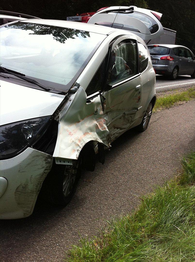 Mitsubishi colt insport (total skadet) billede 2