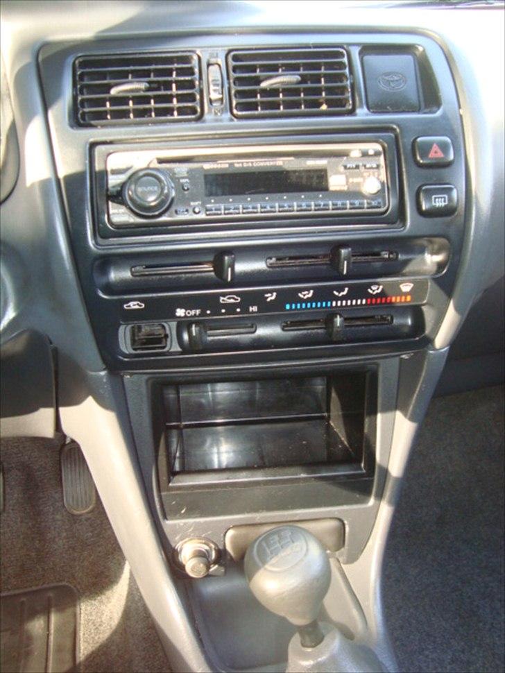 Toyota Corolla 1,3 XLi - Lorte anlæg, men bedre kommer! :) billede 9