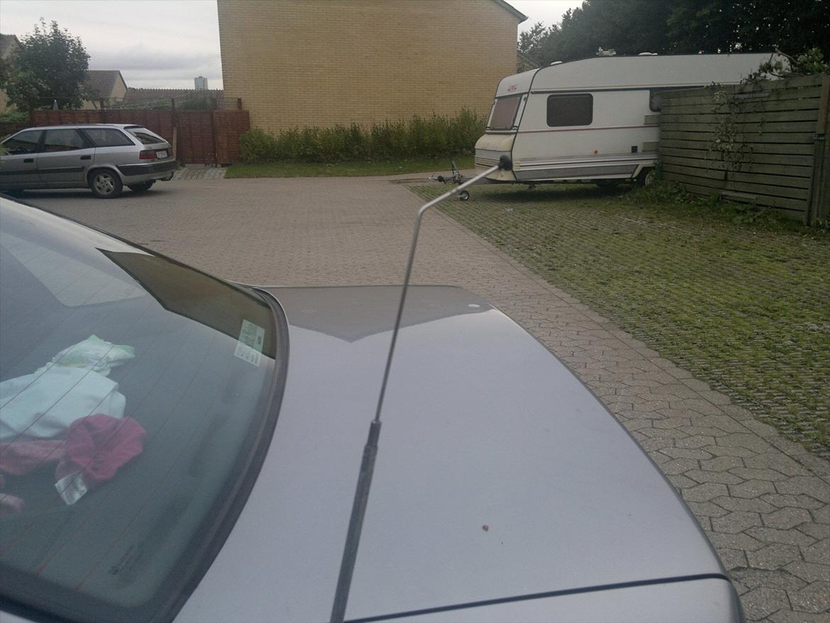 Opel Vectra ( Solgt ) - Antennen blev bøjet, fordi den ikke kunne gå helt i bund, manglede ca. 30cm så vaskehallen fik lige kælet lidt med antennen.. :) billede 17