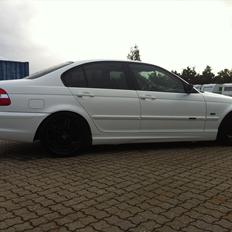 BMW E46 328i 24v "Black & White"