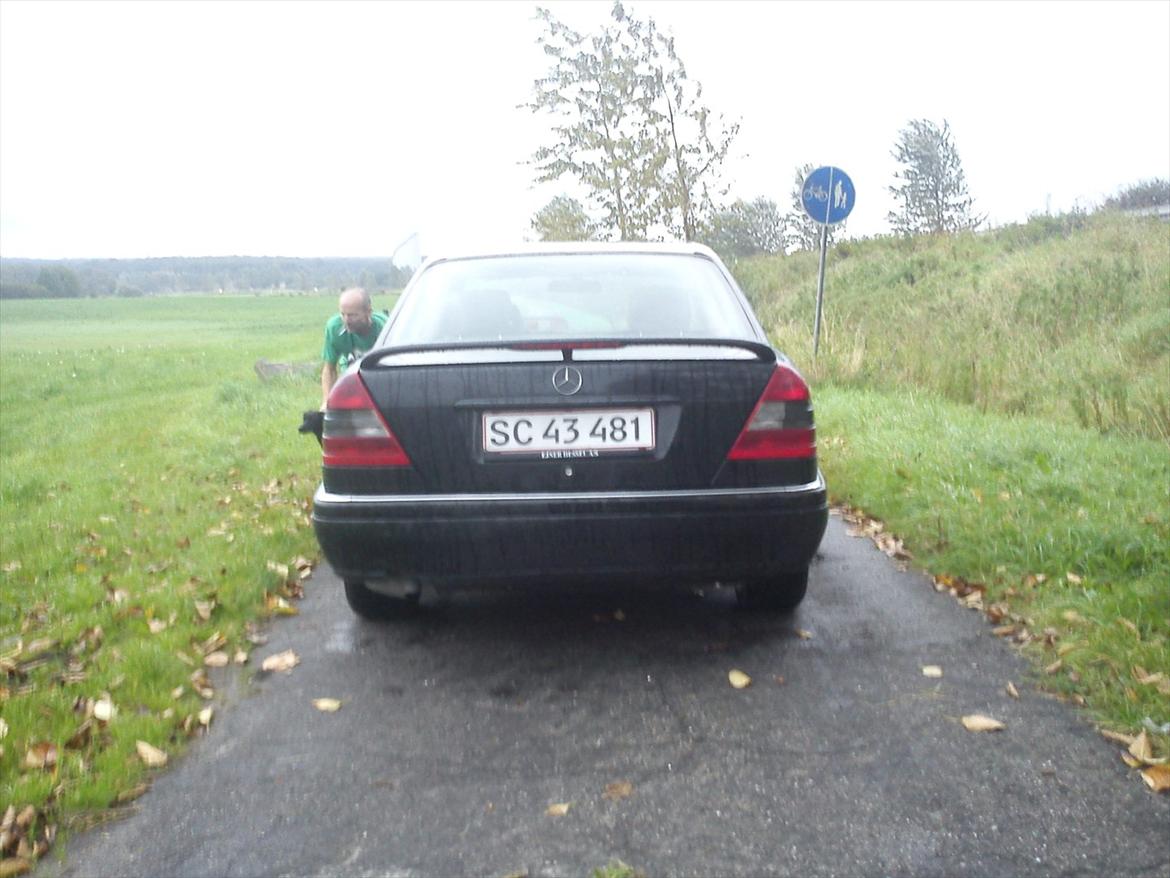 Mercedes Benz C220 D (Mercedes Benz W202) - bagfra.

Bagskærm smeltet pga knækket udstødning fra tidligere ejer. 
Fixes hurtigst muligt (: billede 6