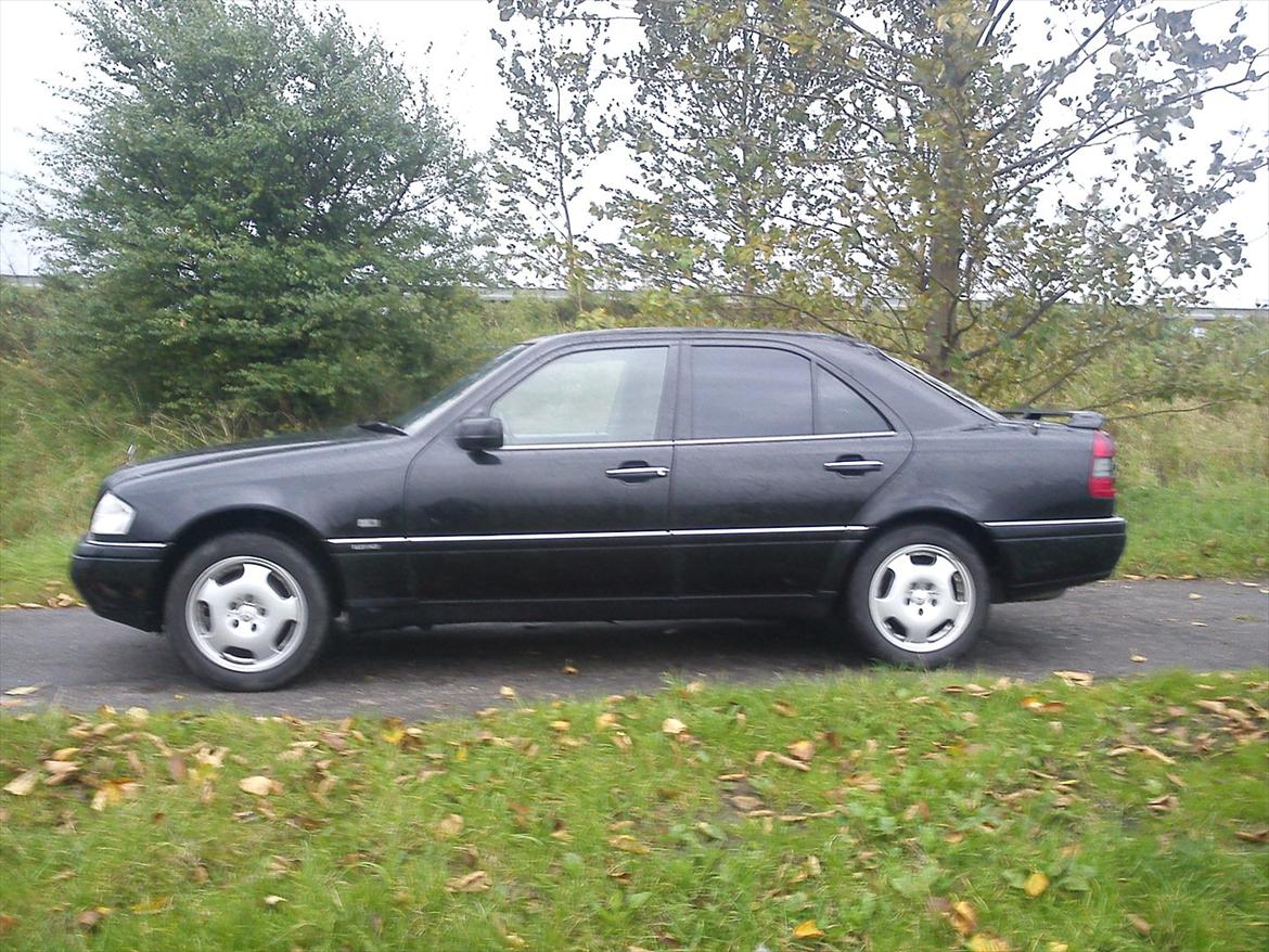 Mercedes Benz C220 D (Mercedes Benz W202) - længere væk fra - fra siden billede 3