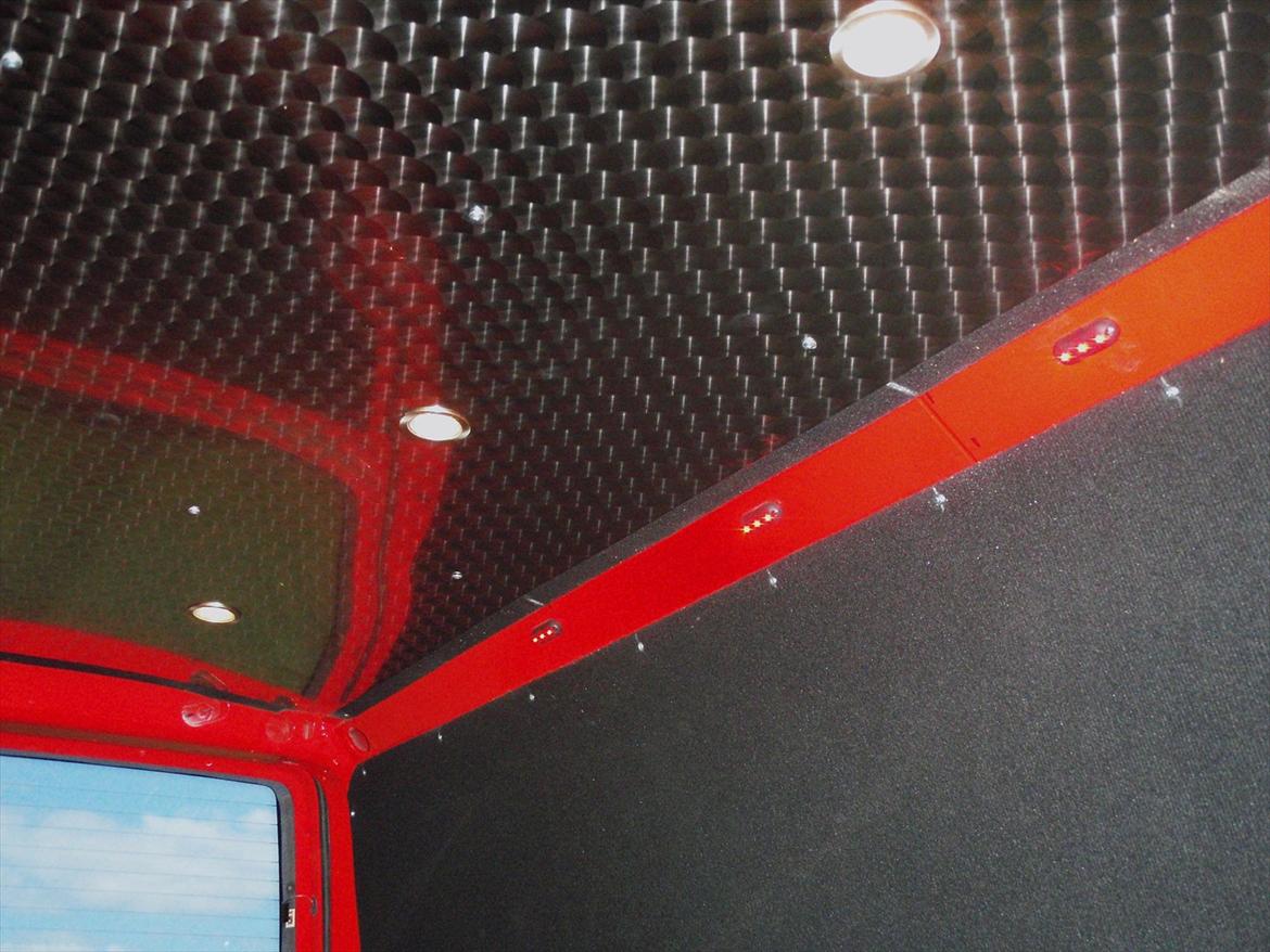 VW Transporter 2,4D - loftet bagi, led spots, og røde dioder i siderne, som giver fedt 'luderlys' når det er mørkt. billede 12