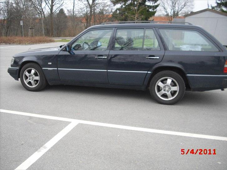 Mercedes Benz E 250 TD (Touring Diesel) - Et lidt ældre foto, hvor den ikke var poleret. Men viser hvordan den står på hjulene.  billede 6