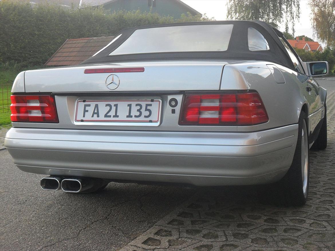 Mercedes Benz 500SL Cabriolet - Man kan se stylingen af Merceren at der er kommer en anden bagagerum klap med stoplys i . Baglygter er skiftet til de pæne 2000 lygter. Der er også sat et Carlsson skørtesæt på. Listen er lang og har været særdeles dyr i styling. billede 9