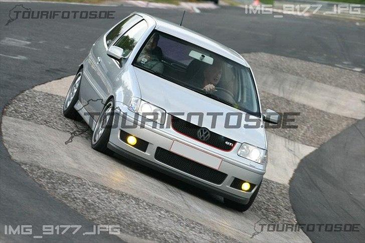 VW Polo GTI - SOLGT - På vej ind i Karrussel på Nürburgring Nordschleife. :) billede 11