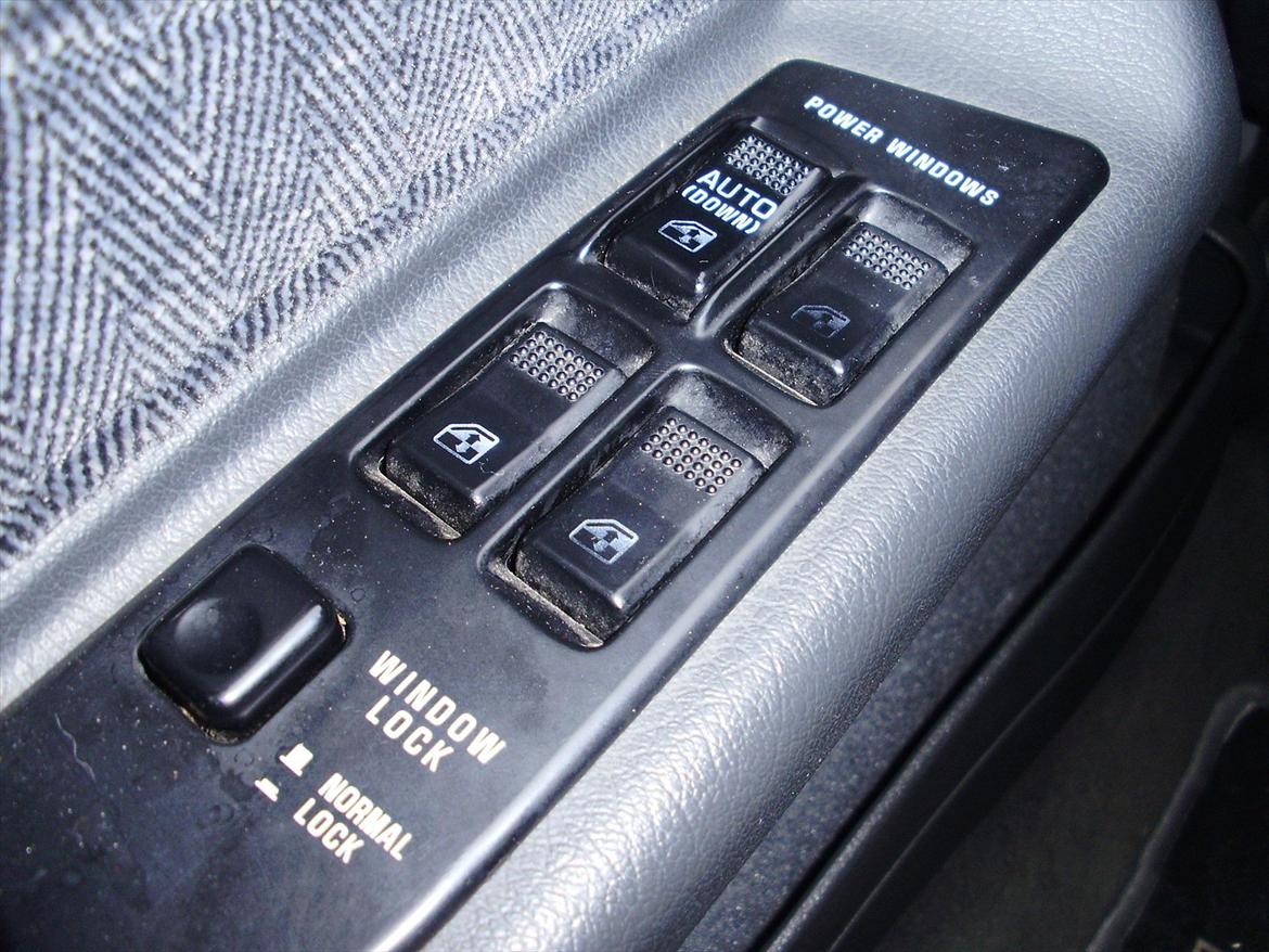 Mitsubishi Galant 1.8 glsi(Skrottet pga bagtøj røg af:-) - 4x elruder billede 3