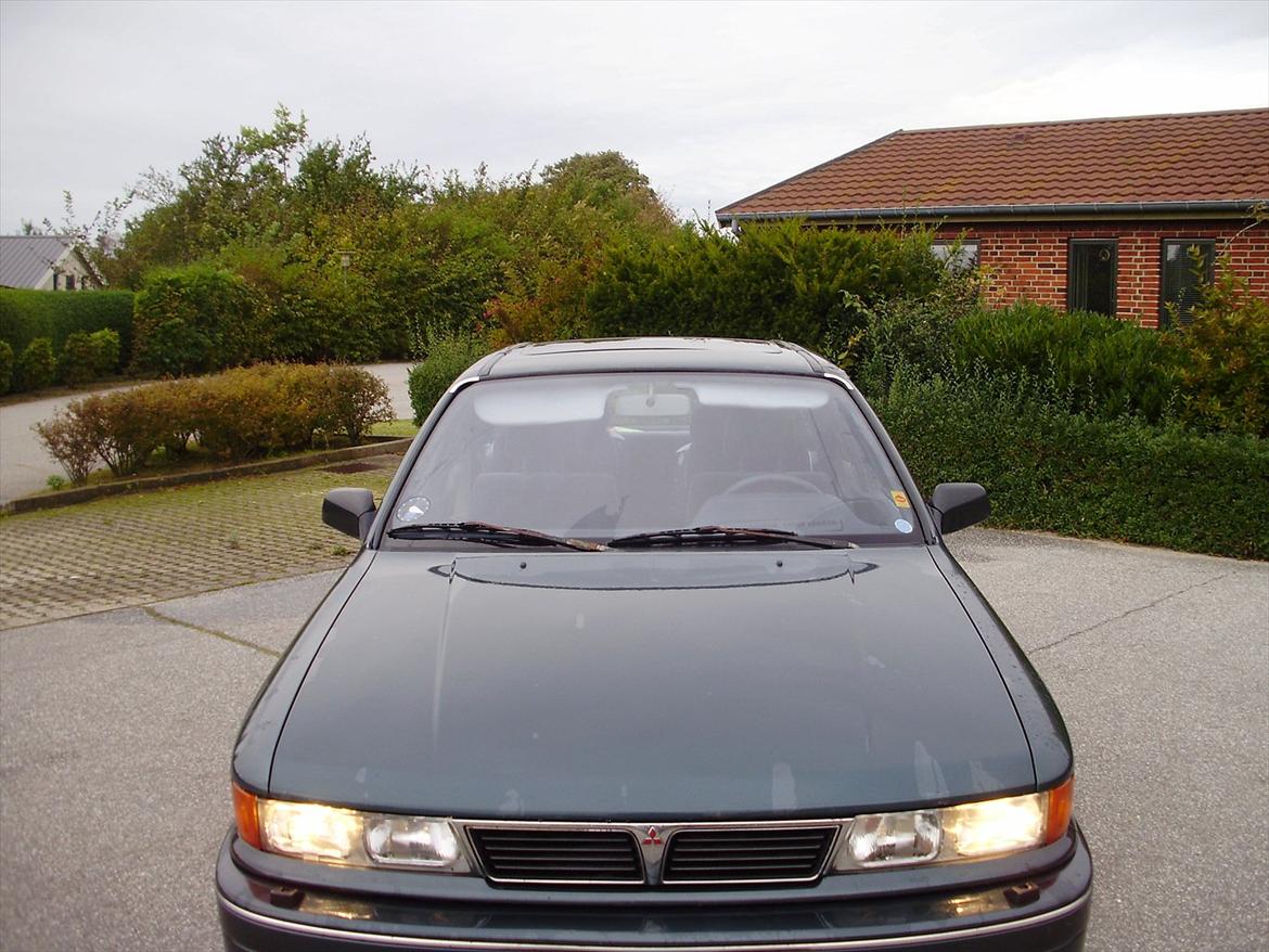 Mitsubishi Galant 1.8 glsi(Skrottet pga bagtøj røg af:-) - front med fjernlys tændt billede 7