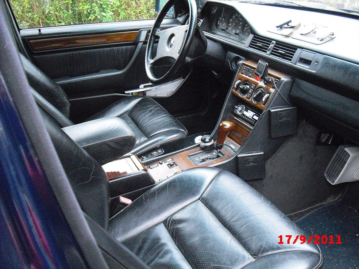 Mercedes Benz E 250 TD (Touring Diesel) - Lækkert læder, med sædevarme til de kolde dage, og perforeret midterdel til de varme dage. Man klistrer ikke fast. Og så er der selvfølgelig også aircondition anlæg, der virker fint. billede 10