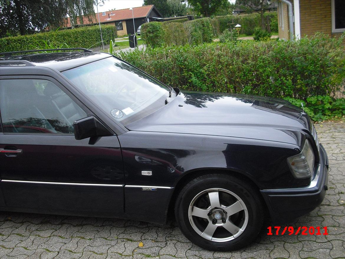 Mercedes Benz E 250 TD (Touring Diesel) - Som det ses har jeg bevidst valgt standardfælge, for at holde dækudgifterne nede. Nummeret større end 15" bliver væsentligt dyrere. billede 2