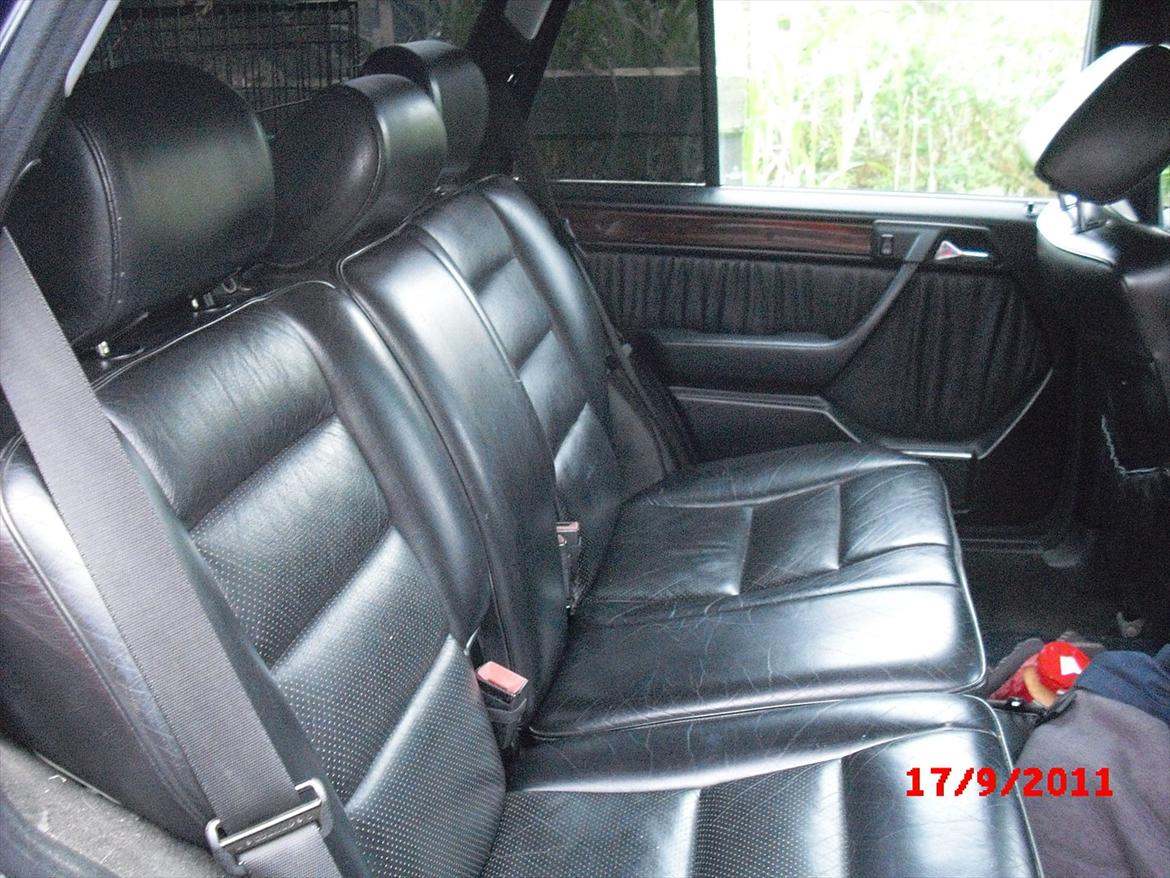 Mercedes Benz E 250 TD (Touring Diesel) - Her er der masser af plads, også til min søn på 183cm. billede 11