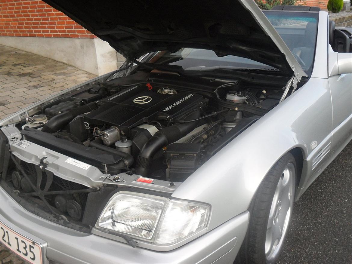 Mercedes Benz 500SL Cabriolet - Ja det er en stor motor som fylder rigtig meget. Der er ingen plads. Alt er fyldt ud til det yderste. Ydermere har man sat et plasticdæksel oven på motoren, hvor der i teorien står:
NIX PILLE!! billede 19