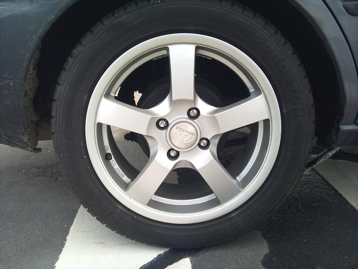 Toyota Corolla E10 1.3 Xli (Solgt) - De flotte fælge, kan rigtig godt li dem :) synes de passer godt :) billede 11