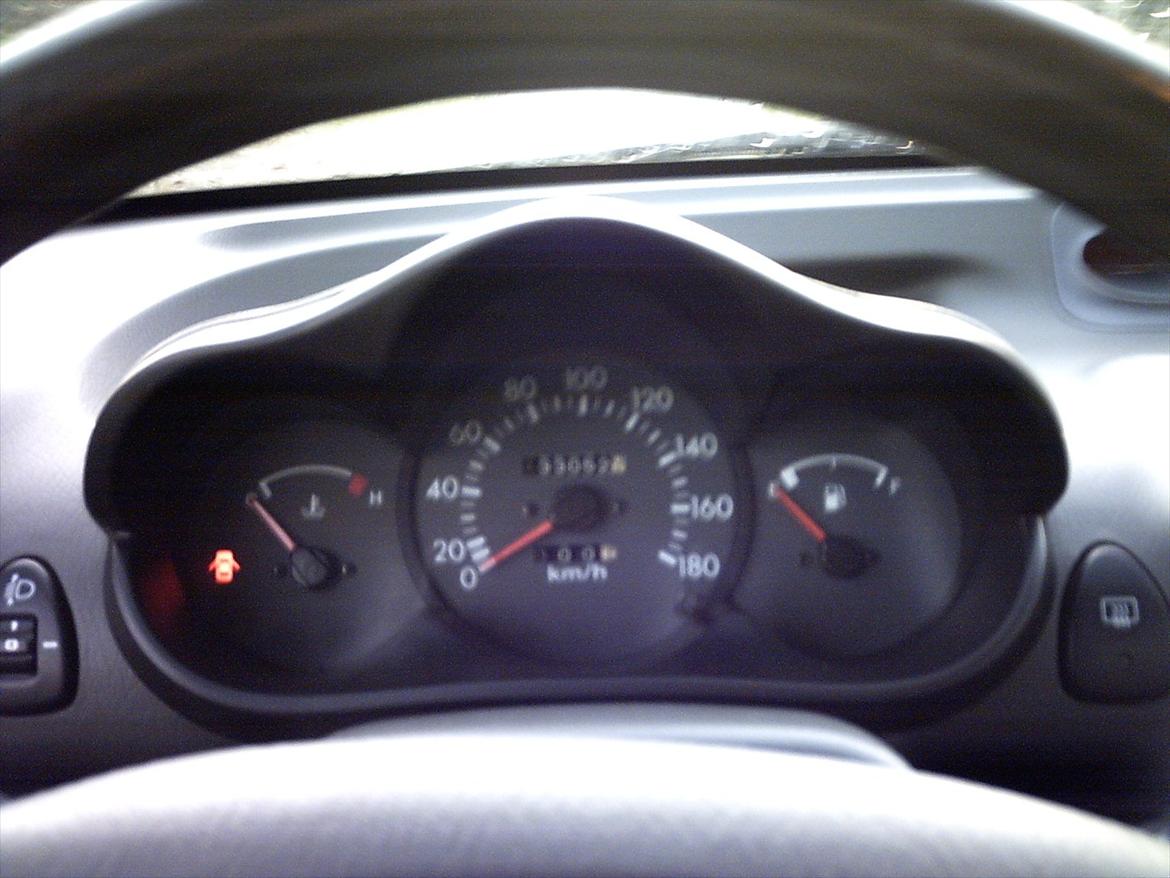 Hyundai Atos 1,0 - Det ses ikke så tydeligt,men den står på omkring 133000 km.. Mit digitalkamera er ikke for godt. billede 5