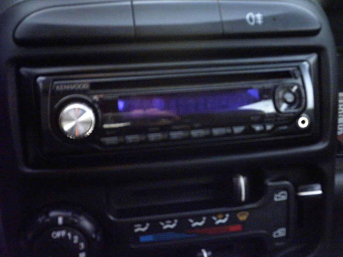 Hyundai Atos 1,0 - Anlægget er ikke noget at råbe hurra for.. Et Kenwood anlæg.. Men der er i det mindste mulighed for at høre musik. billede 6