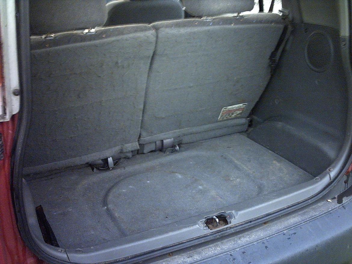 Hyundai Atos 1,0 - Selvom det er en lille bil,er der et rimelig stort bagagerum. billede 9