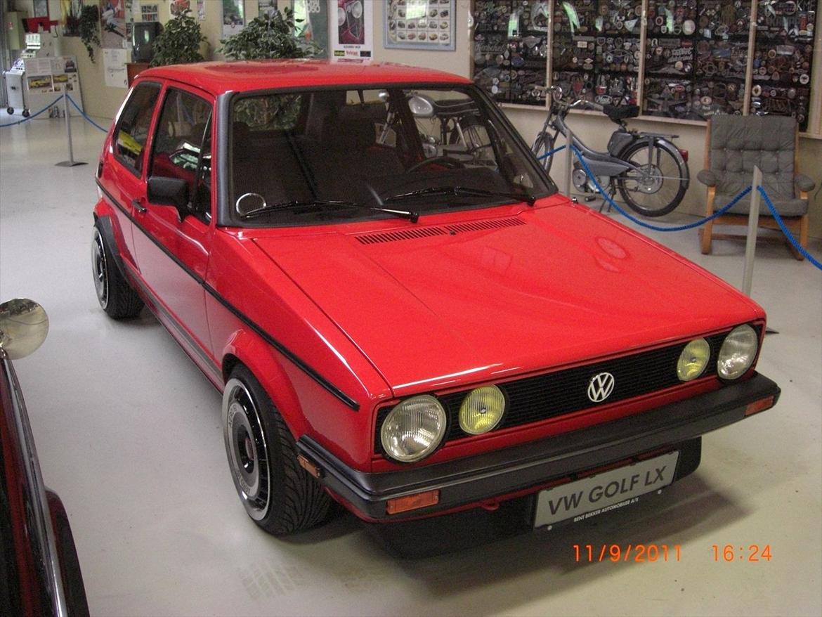 VW Golf 1 - Så Står golfi i fint selskab på et museum billede 1