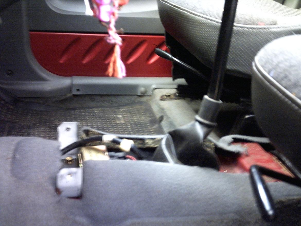 Hyundai Atos 1,0 - Kardanboksen er taget af for at blive malet. billede 15