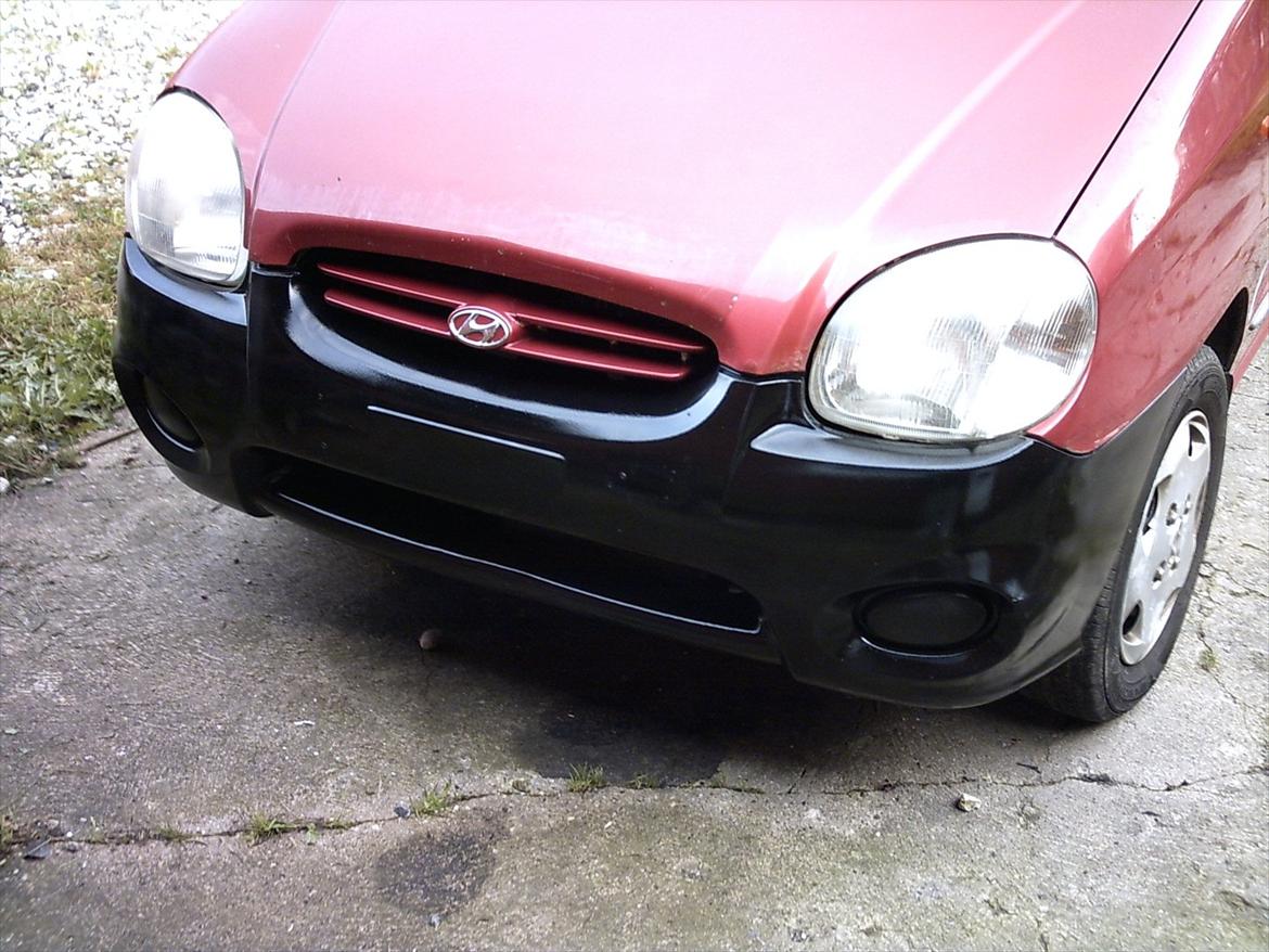 Hyundai Atos 1,0 - Så er kofangeren malet og sat på igen. Det pyntede sgu.. :-) billede 12