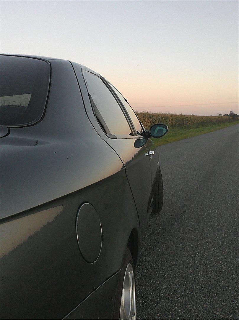 Alfa Romeo 156 - Det er ikk lakskader, men skidt, som jeg først har set nu :/ skal nok tar en ny billede. billede 4