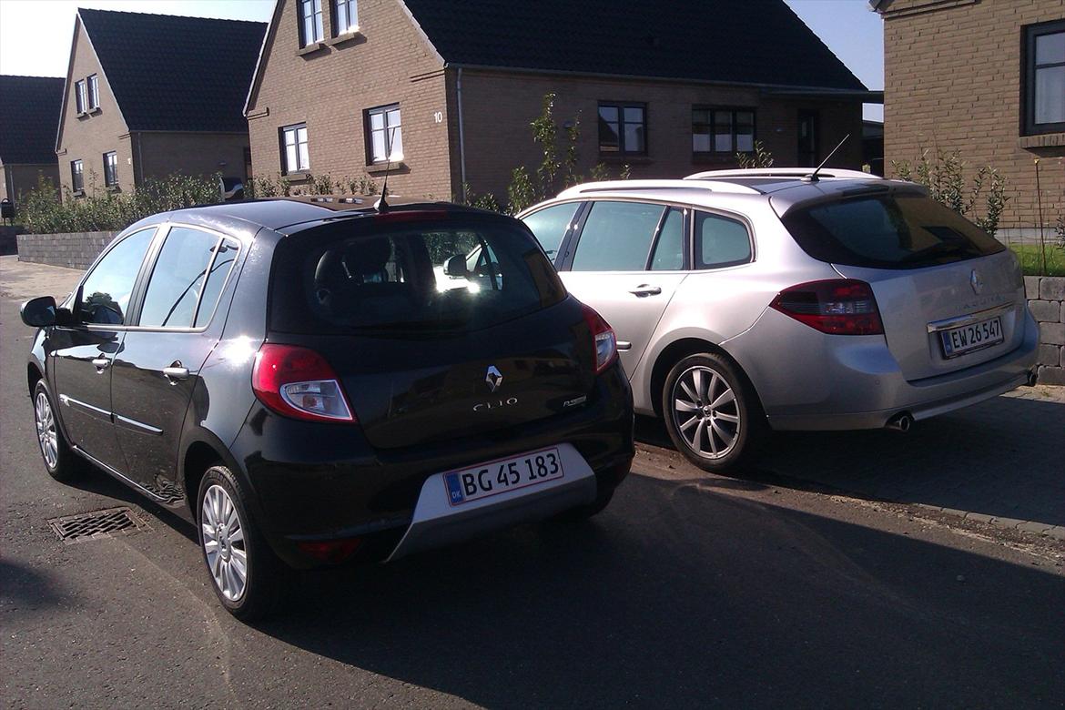 Renault Clio III 1,2 16V RS Look - Vores Laguna ved siden af Clio'en....Den bliver oprettet så snart jeg får taget lidt billeder af den :-) billede 10