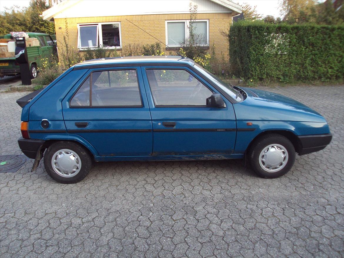 Skoda Favorit 135L [SKROTTET] - Højre billede 3