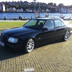 Mercedes Benz W124 300E-24