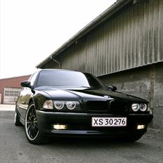 BMW 740i