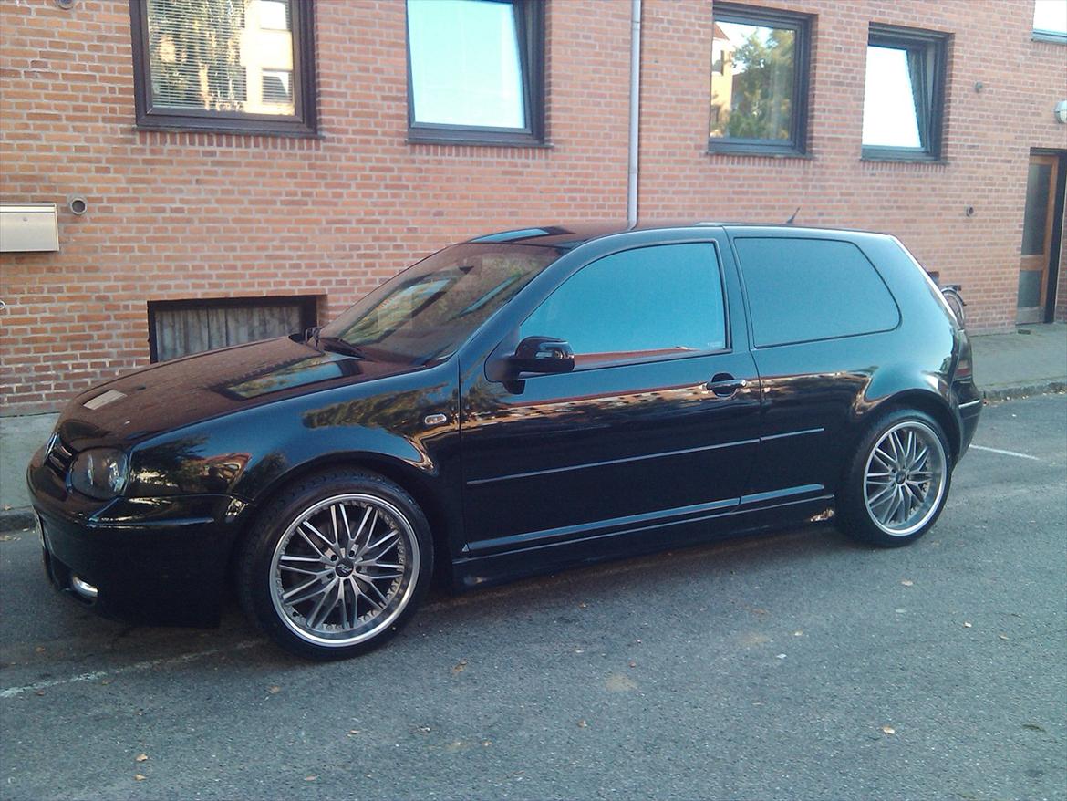 VW Golf 4 GTI - Jeg synes da at det klæder den med de nye fælge . Hvad siger i ? billede 9
