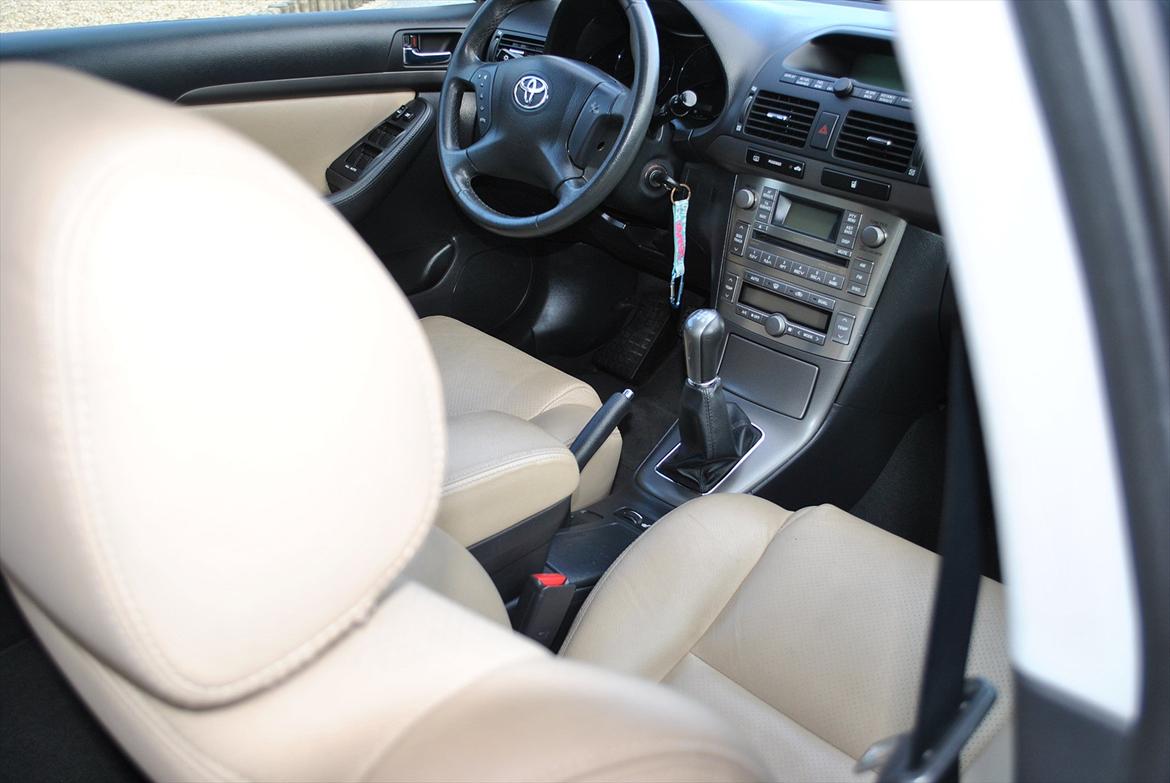 Toyota Avensis SOLGT billede 15