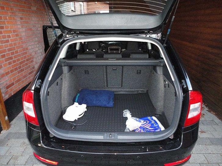 Skoda Octavia Elegance TSI Family Truckster - Vaffel jern, tæppe og pose fra Rema - så er man sgu klar til kanin dræber turen !! billede 6