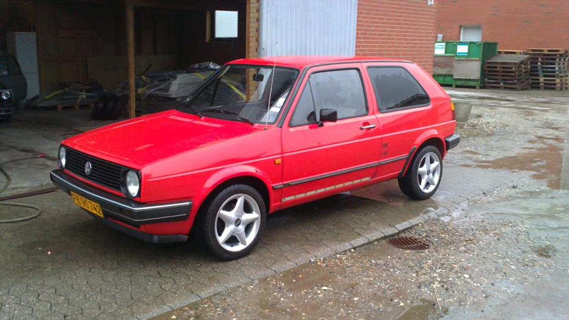 VW Golf 2 1.3 Solgt - lånt alufælge af en af vennerne, pynter da en del billede 6