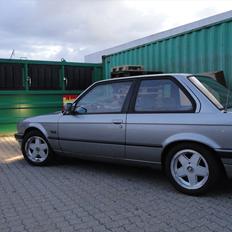 BMW E30 320i