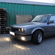 BMW E30 320i